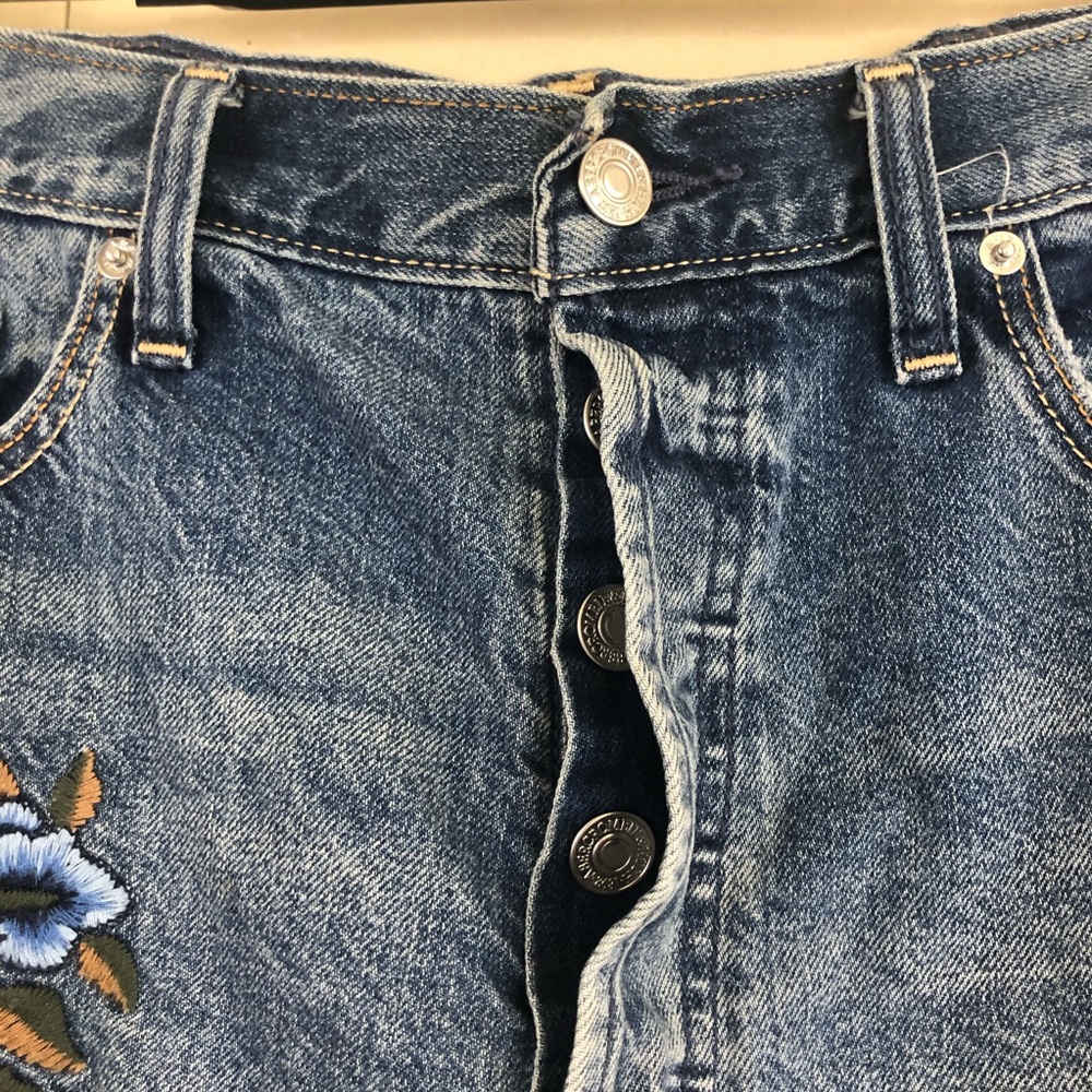 Abercrombie & Fitch High-Waist, Embroidered Shorts - Picture 5 of 11